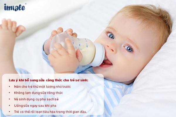 lưu ý khi bổ sung sữa công thức cho trẻ sơ sinh