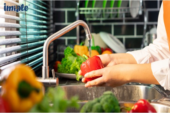 cho-tre-an-thuc-pham-dam-bao-ve-sinh