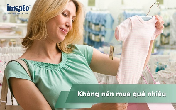 không nên mua quá nhiều đồ sơ sinh