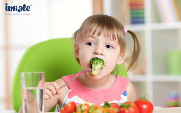 bé uống kháng sinh bị tiêu chảy