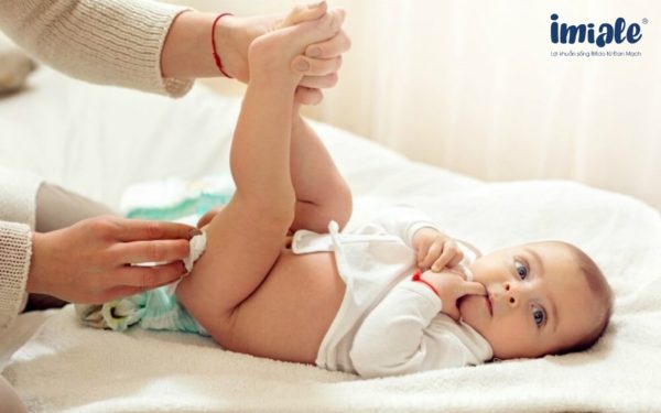 bé uống kháng sinh bị tiêu chảy