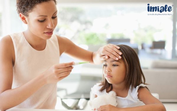 bé uống kháng sinh bị tiêu chảy