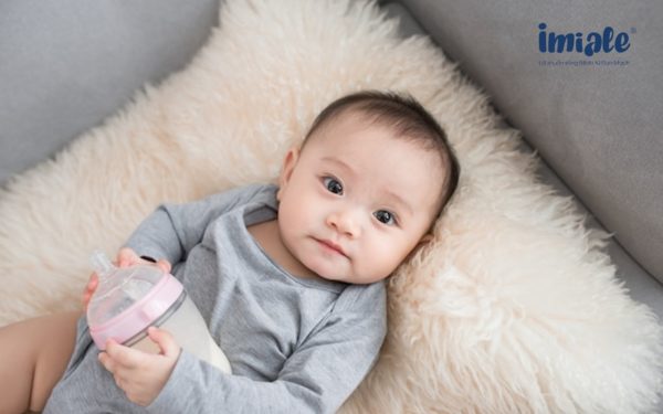 Bé uống sữa công thức bị tiêu chảy