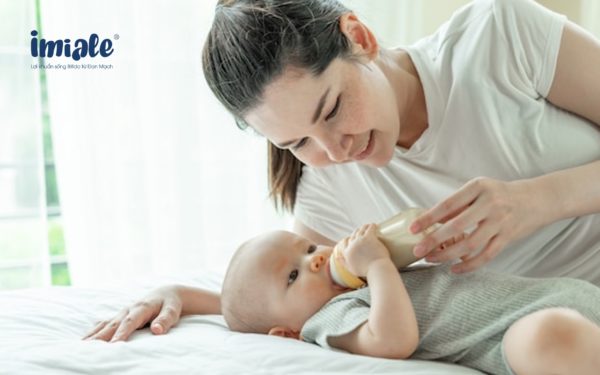 Bé uống sữa công thức bị tiêu chảy