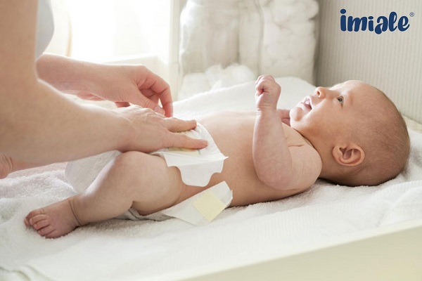 ve-sinh-cho-tre-tieu-chay-do-khang-sinh