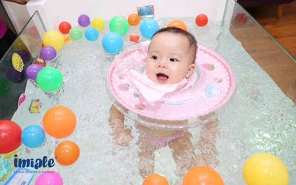 Bơi thuỷ liệu cho bé