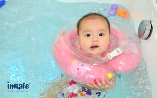 Bơi thuỷ liệu cho bé