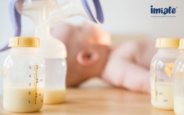Trẻ sơ sinh uống sữa công thức