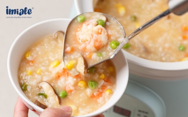 Cách nấu cháo tôm cho bé ăn dặm