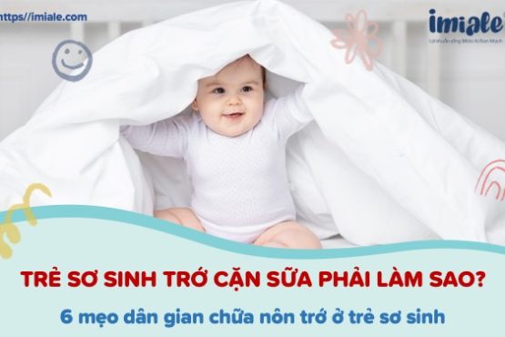 trẻ sơ sinh trớ cặn sữa