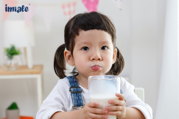 Có nên cho trẻ uống sữa công thức pha sẵn